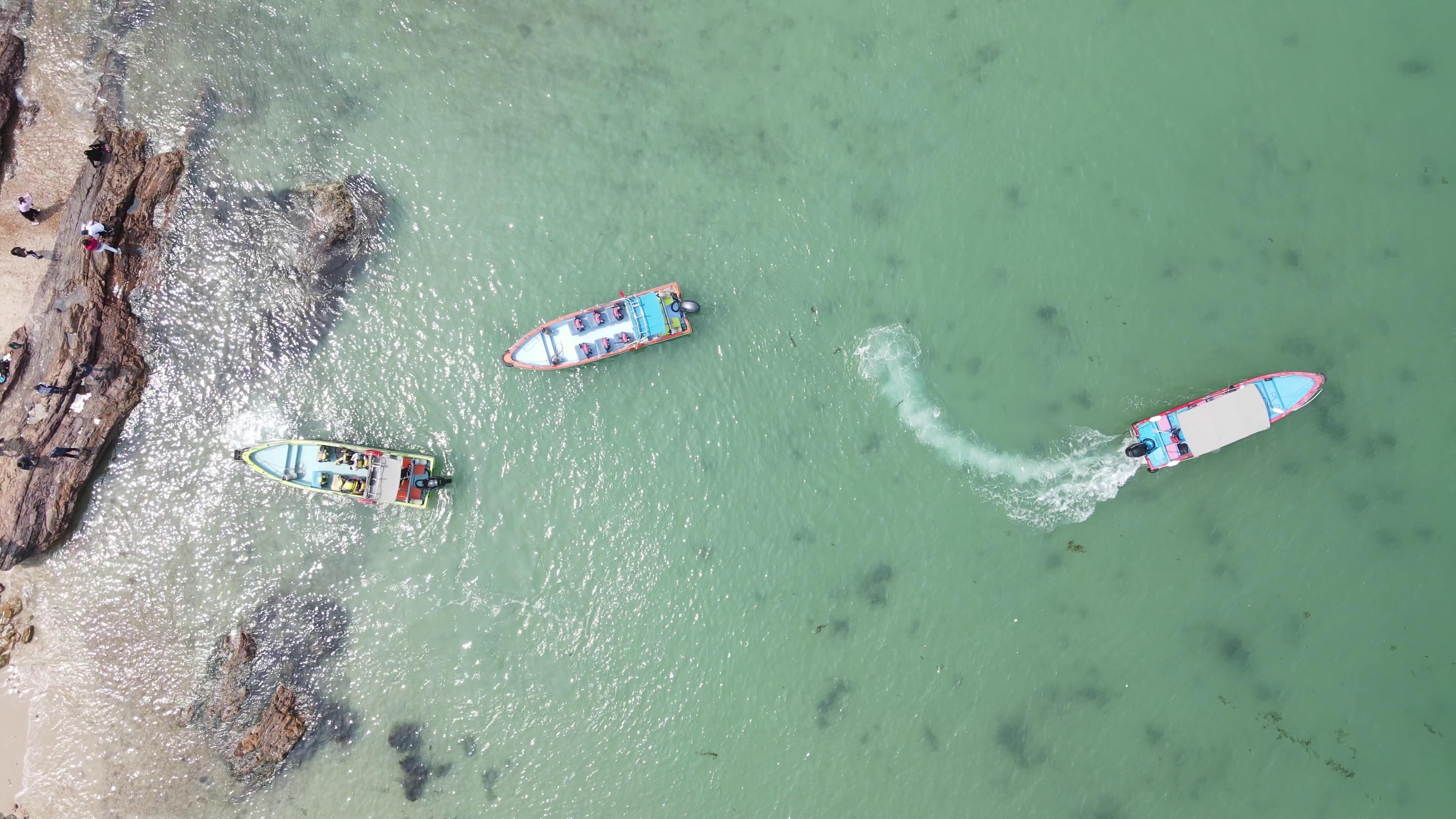 4K航拍海上游艇休闲娱乐观光度假视频的预览图