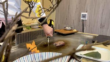 4k实拍厨师铁板烧煎牛排餐饮美食素材视频的预览图