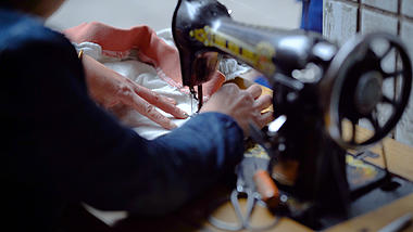 4K实拍老式缝纫机怀旧手工意境人文视频的预览图