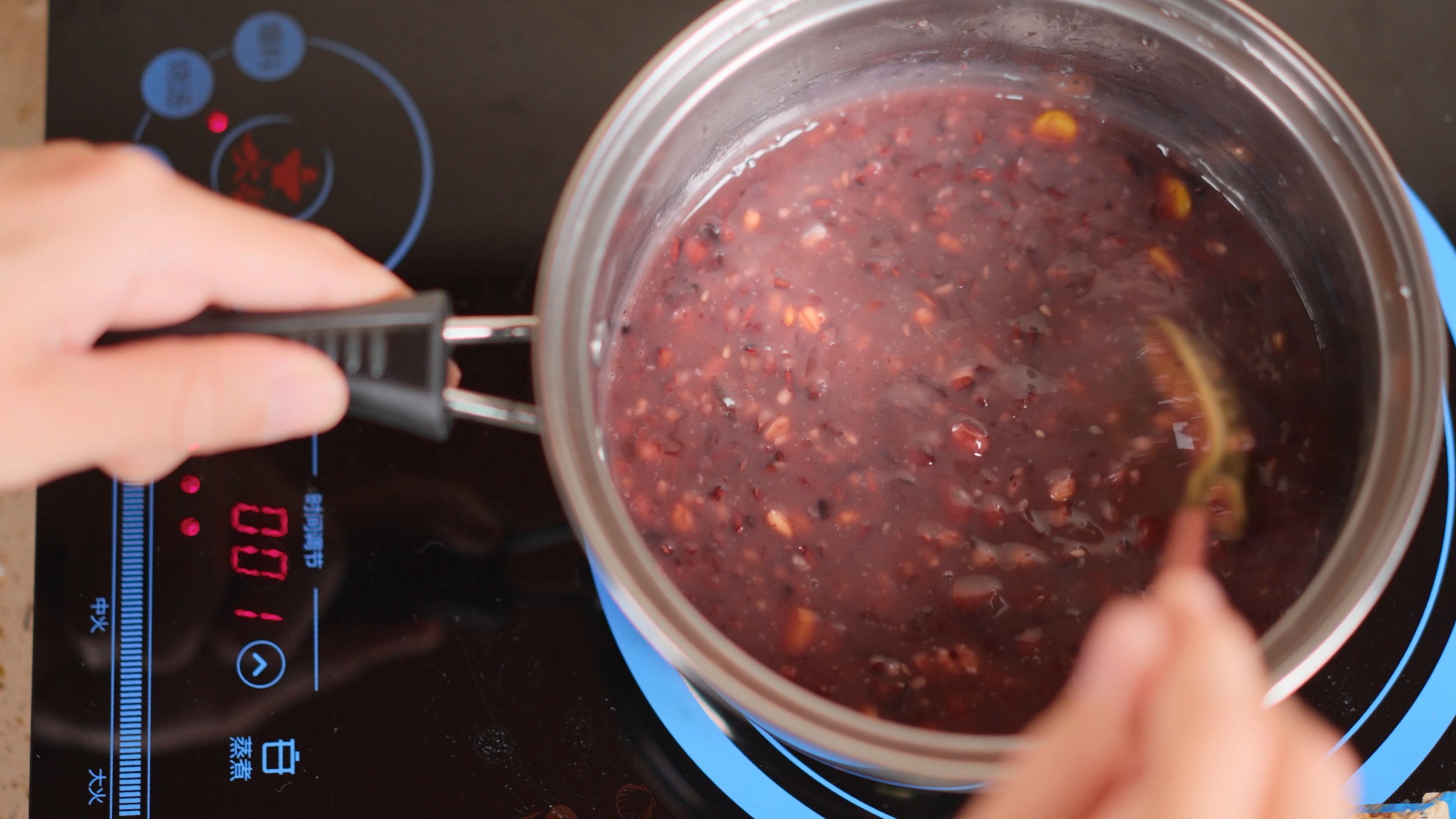 4k热气腾腾的黑米粥煮粥实拍视频的预览图