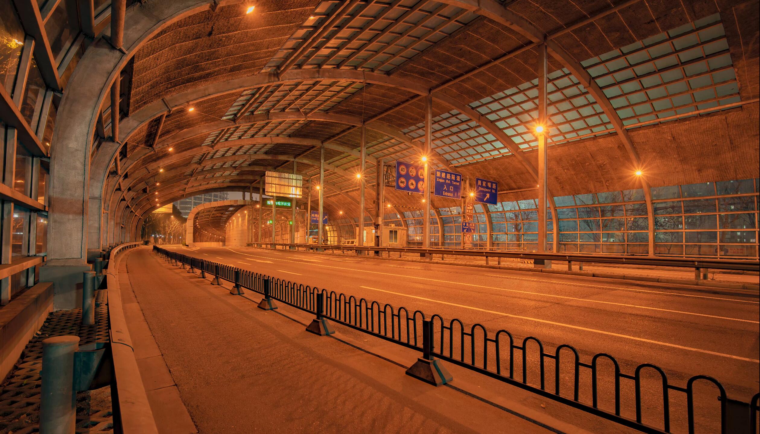 8k上海城市交通隧道夜景车流延时摄影视频的预览图