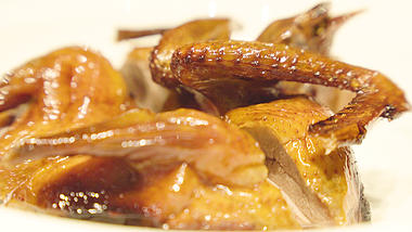 4k实拍广州特色美食美味烤乳鸽早茶餐饮宣传素材视频的预览图