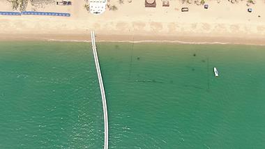 4K航拍大海沙滩自然风景视频视频的预览图