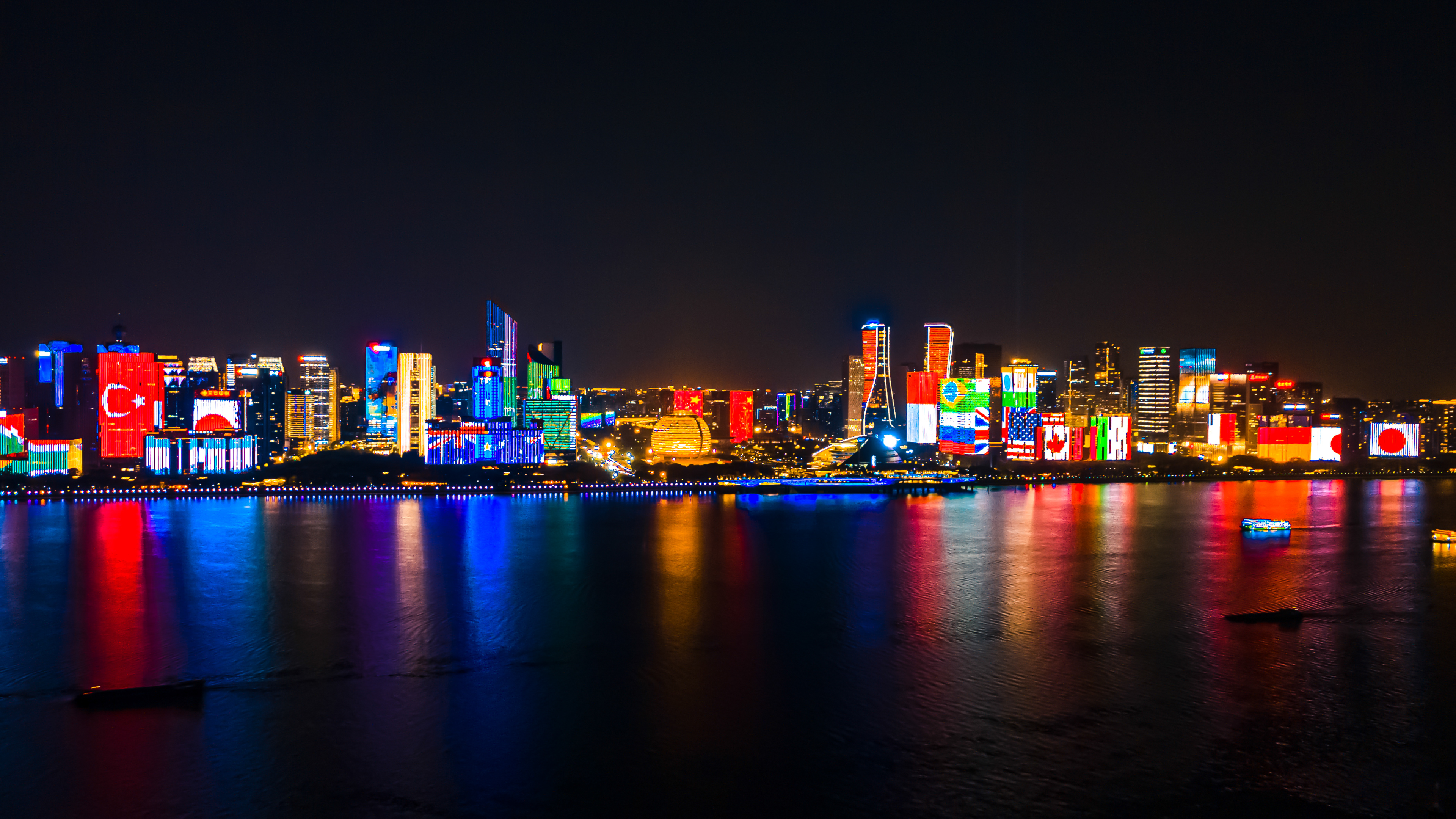 4K航拍移动延时杭州钱江新城CBD夜晚灯光秀视频的预览图