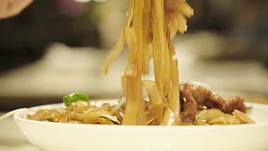 4K实拍广州特色美食干炒牛河餐饮宣传素材视频的预览图