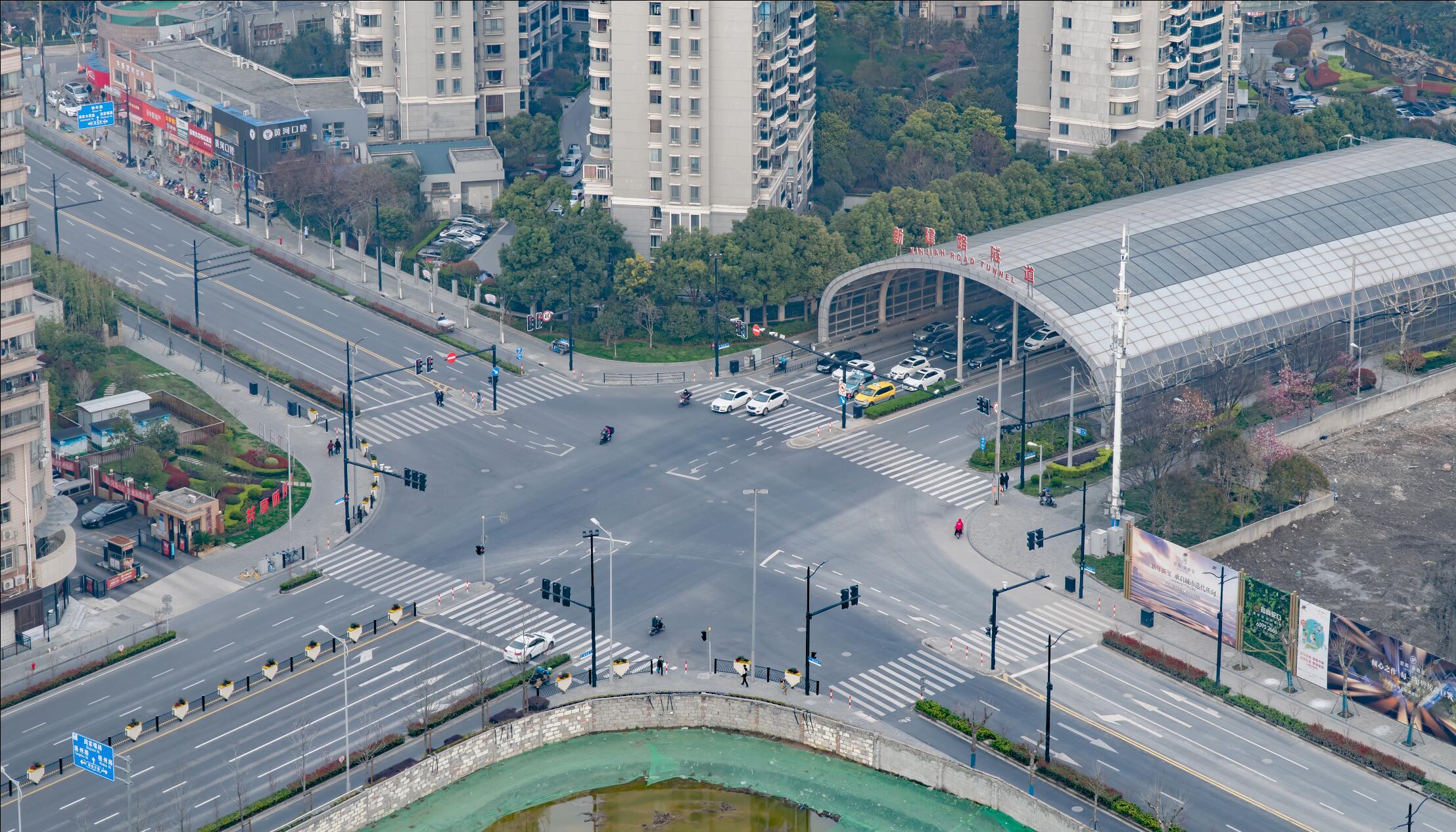 8k上海城市隧道车流十字路口延时摄影视频的预览图