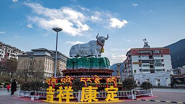 8K四川甘孜藏族康定城市地标神牛广场日转夜延时摄影视频的预览图