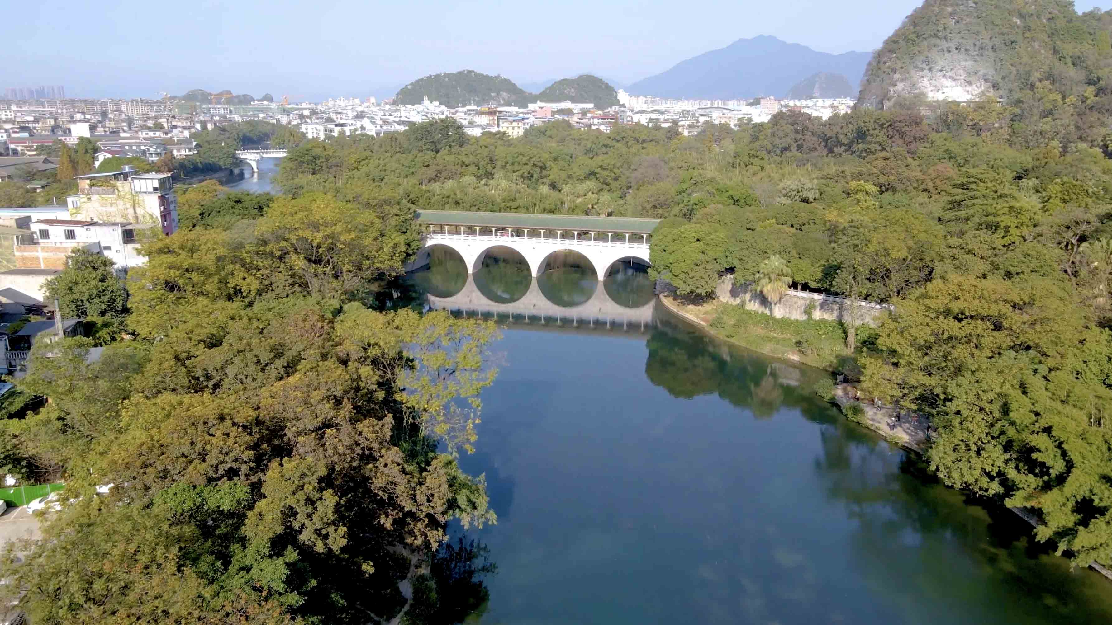 4k航拍桂林5A级景区七星公园花桥视频的预览图