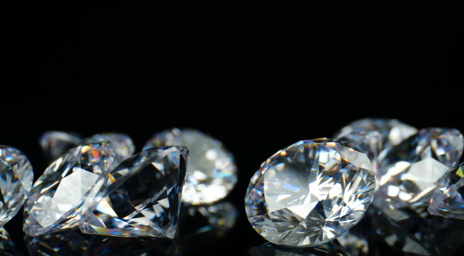 4K钻石水钻锆石爱情永恒裸钻珠宝宣传视频视频的预览图