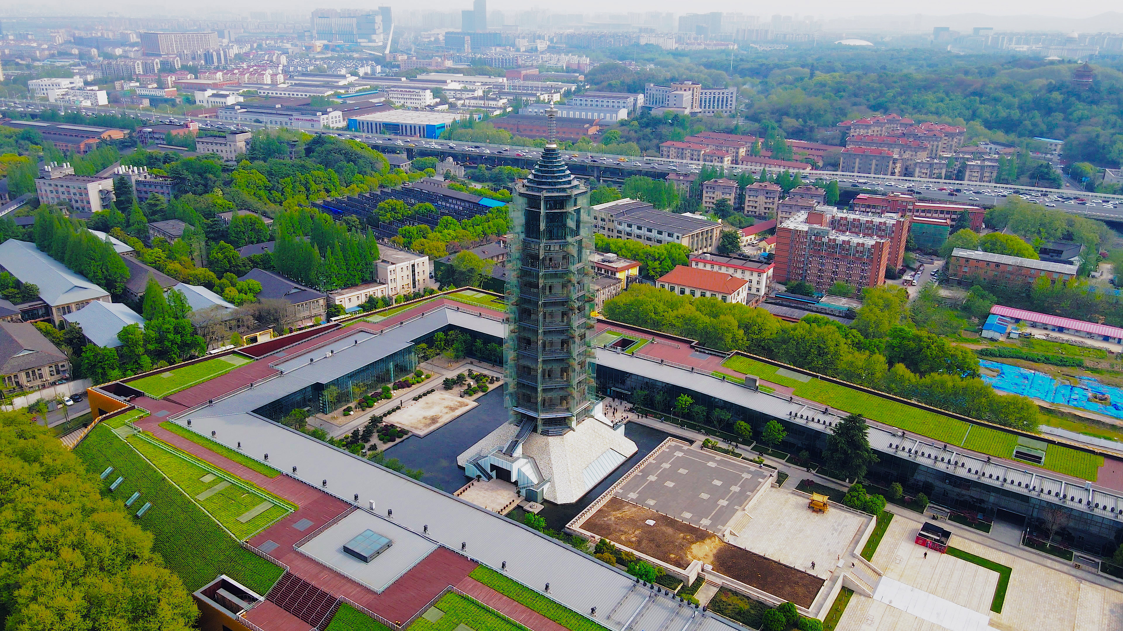 4K航拍南京地标建筑大报恩寺视频的预览图