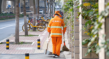4K环卫工人清洁工清洁道路劳动人民视频的预览图