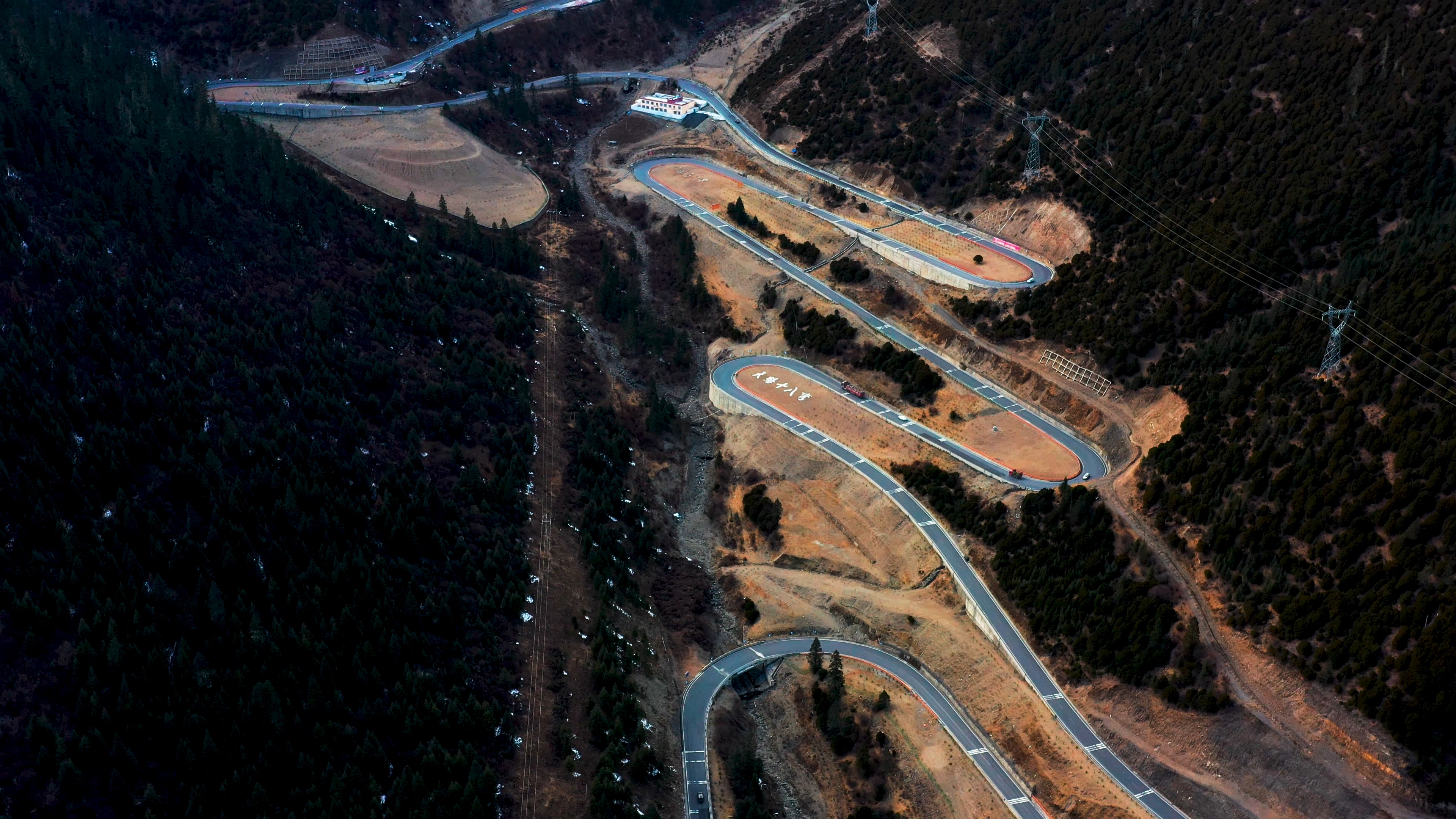 4k天路十八弯川藏线公路航拍素材视频的预览图