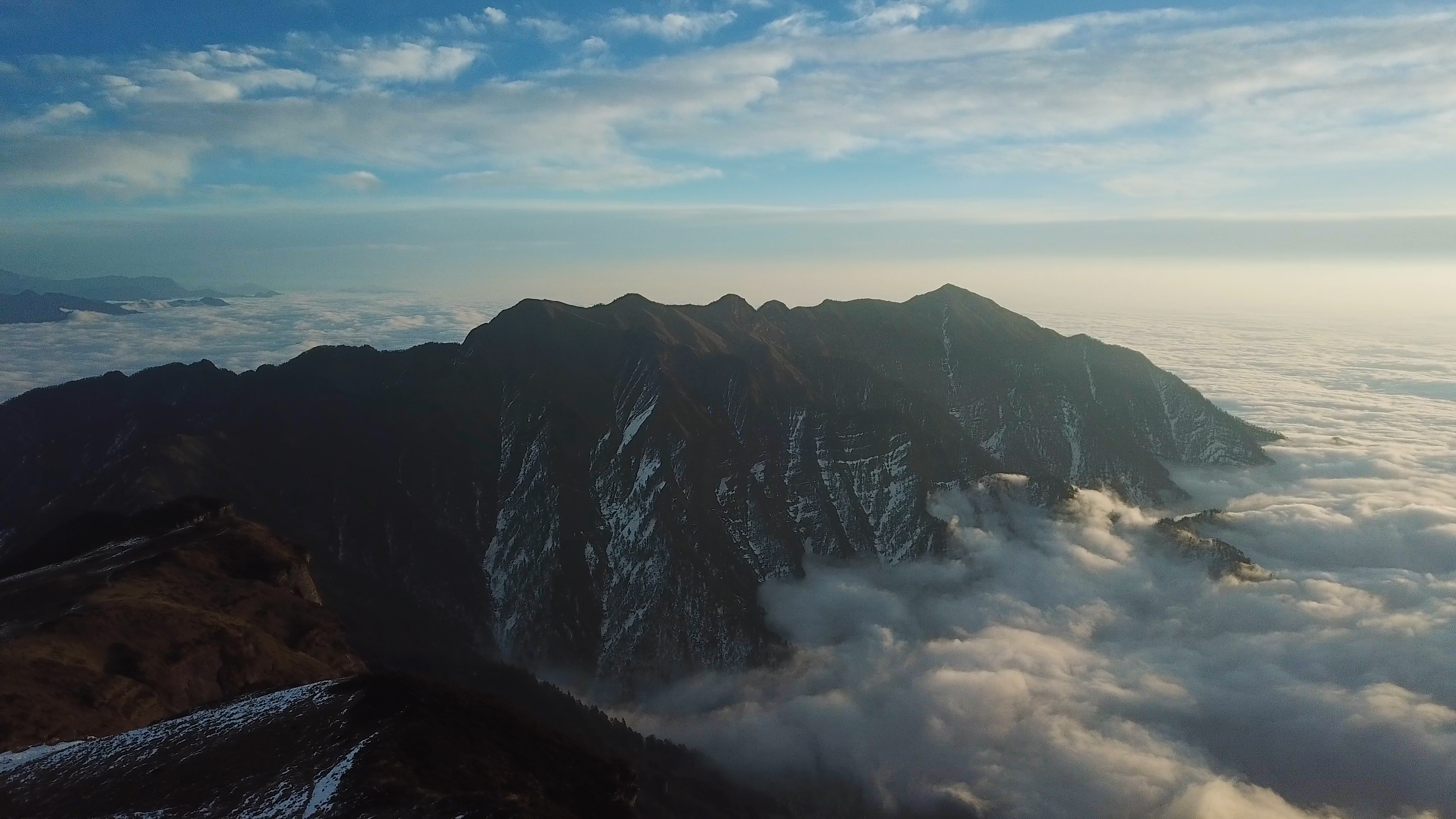 4k航拍大气磅礴高原云海之上的山顶云层祖国山河风光视频视频的预览图