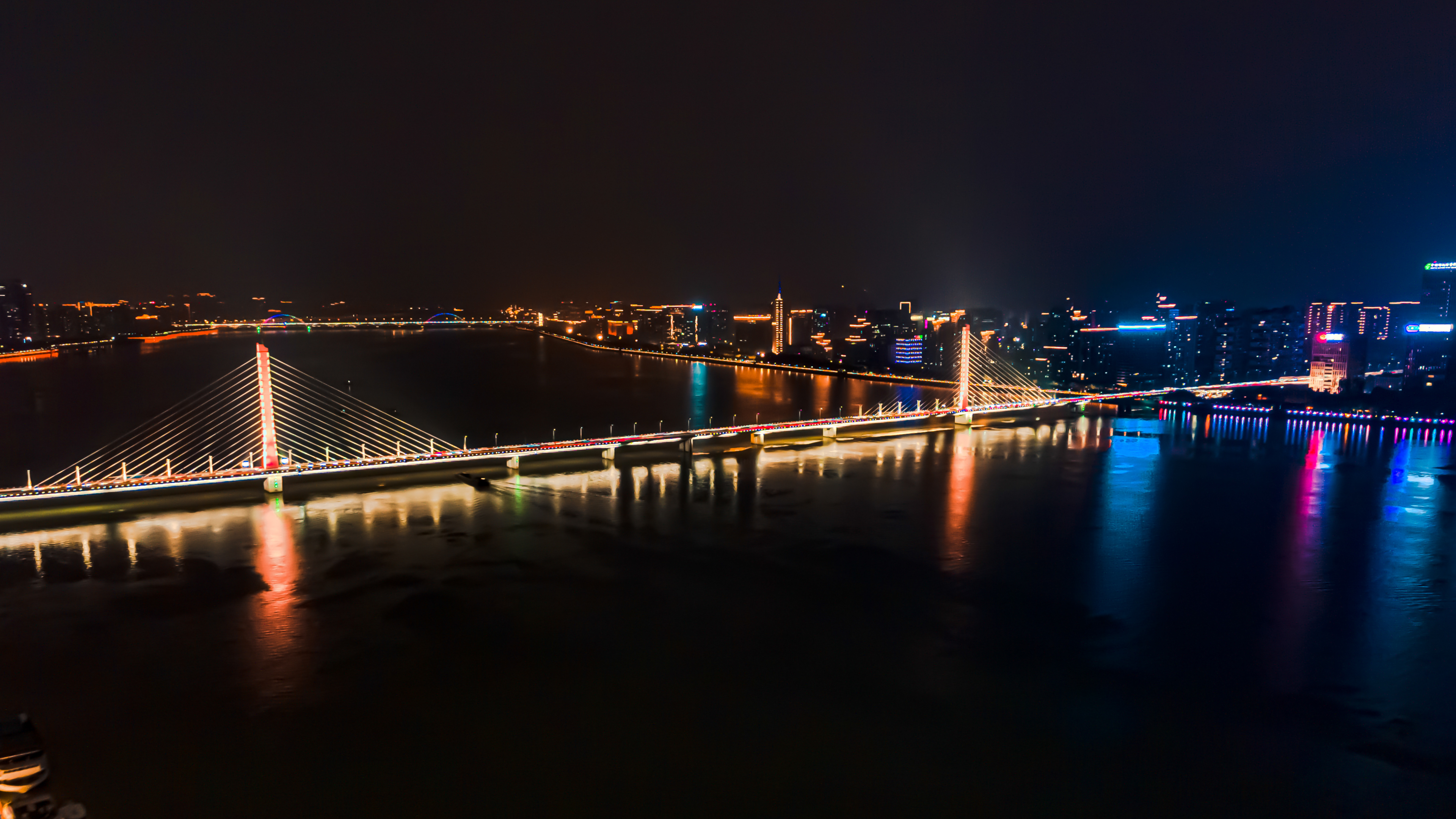 4K航拍夜景延时杭州钱塘江钱江三桥车流视频的预览图