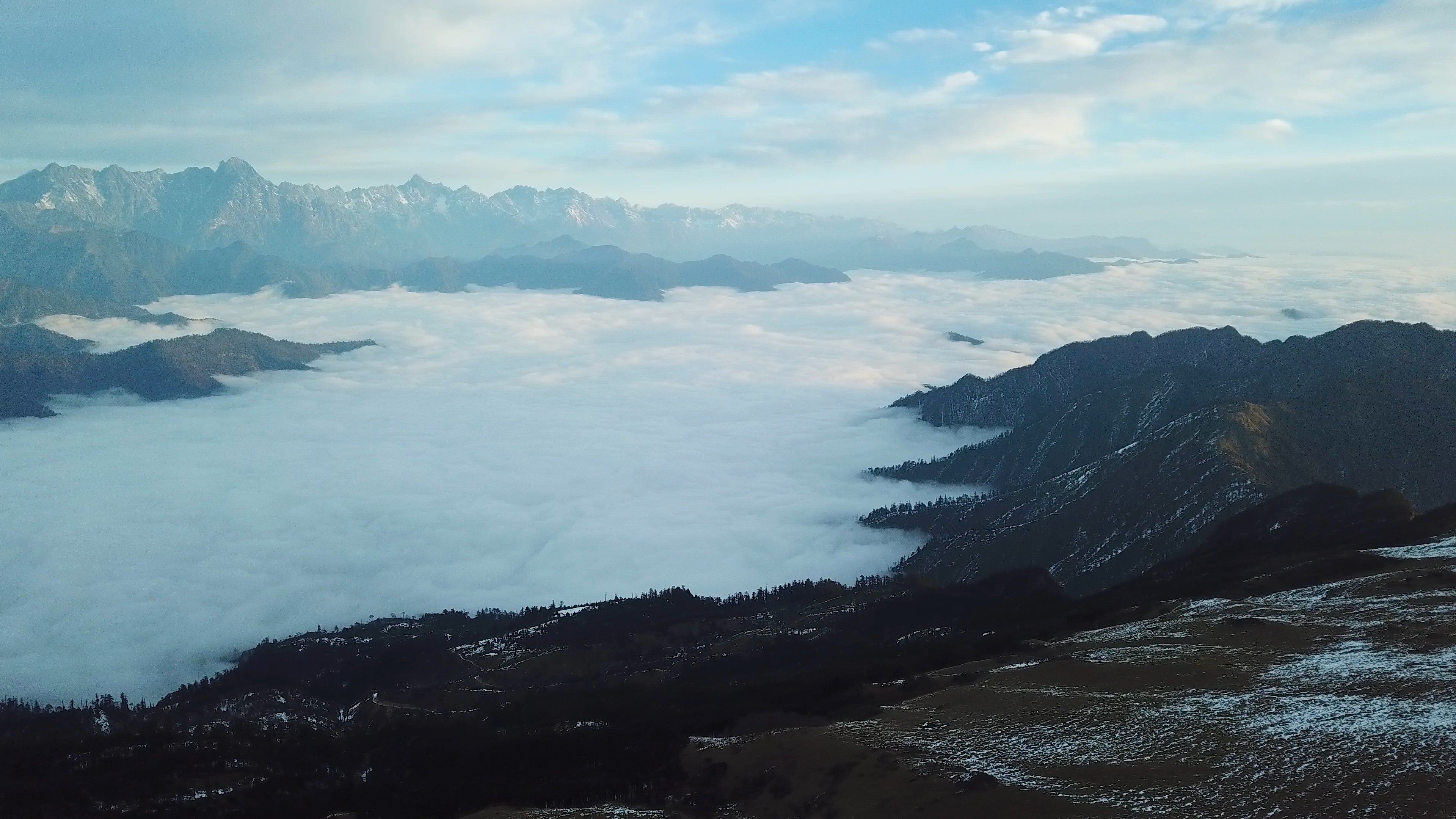 4k航拍山顶峡谷中唯美云海雾凇山顶云海视频视频的预览图