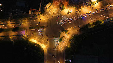 4K武汉城市马路交通车流夜景航拍实拍视频视频的预览图