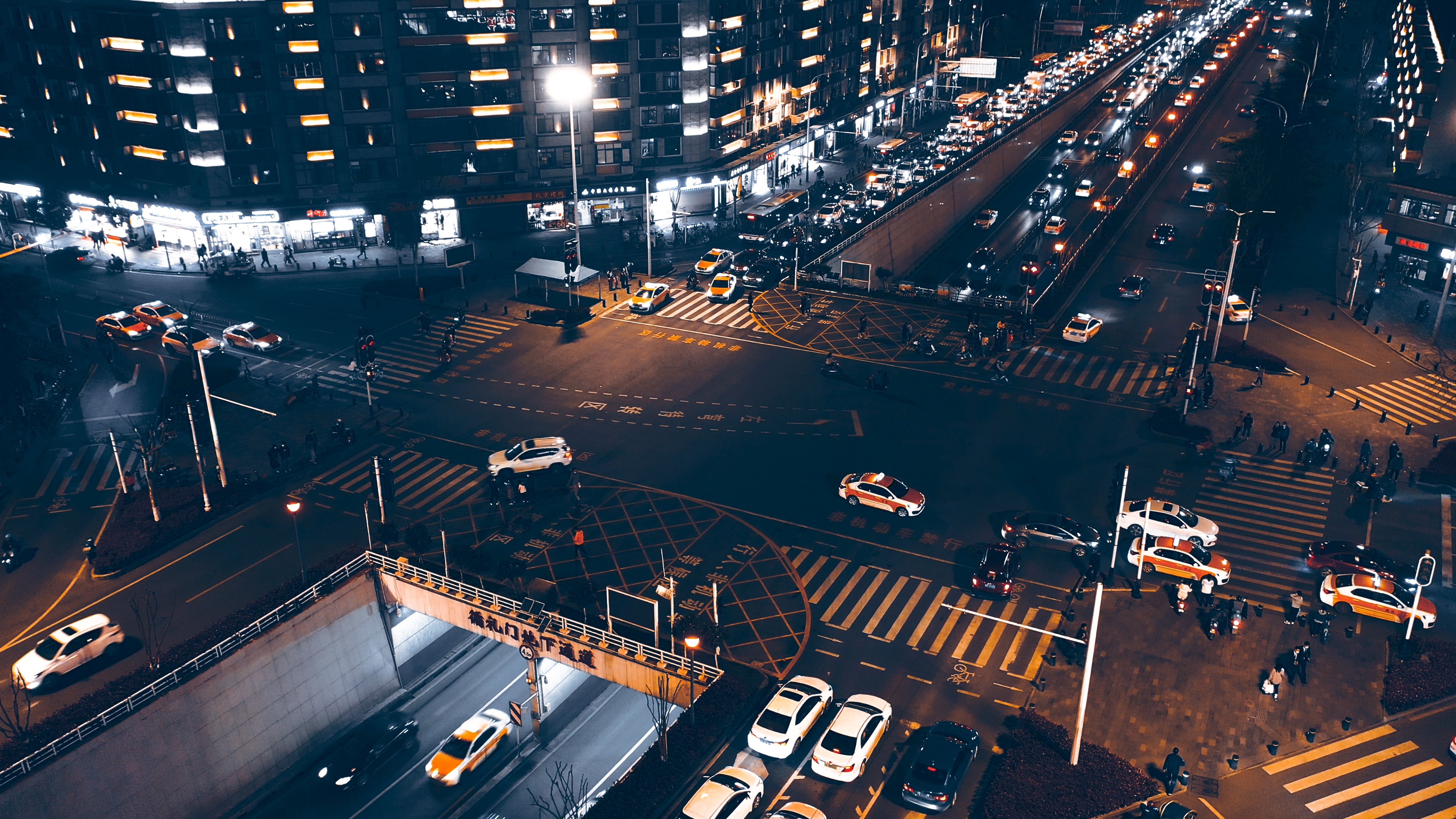 4K航拍武汉城市交通路口车流夜景实拍视频视频的预览图