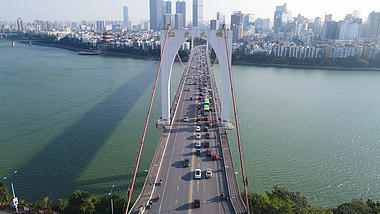 4K航拍广西柳州红光大桥交通视频视频的预览图