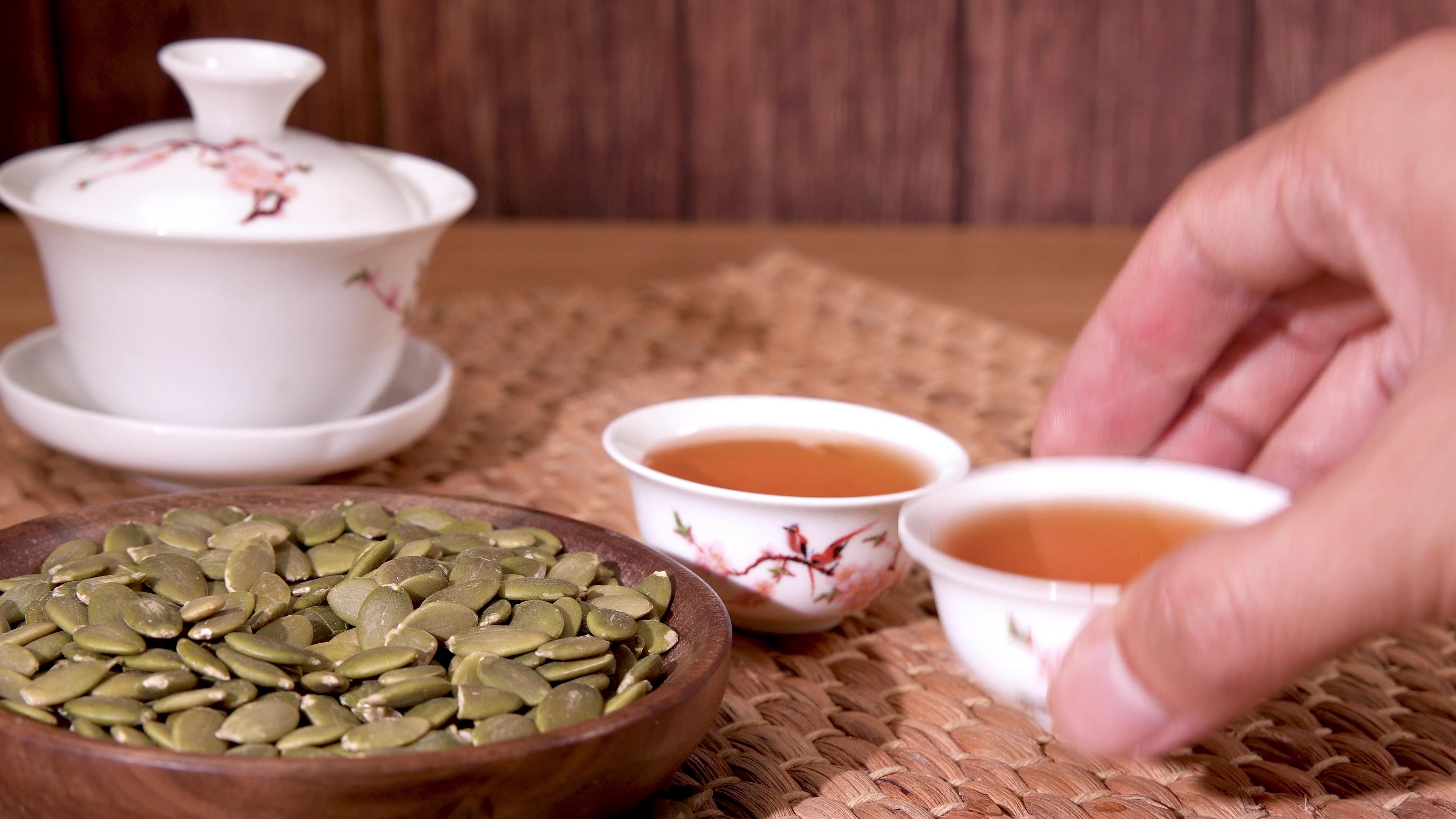 4k品茶吃瓜子仁休闲零食小吃美食淘宝主图视频素材视频的预览图