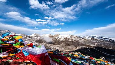 8K西藏川藏折多山晴空万里蓝天白云下的雪山景观经幡延时视频的预览图