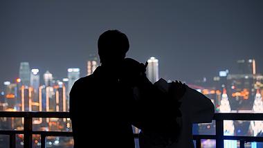 4k城市夜景情侣相依偎背影剪影人文意境视频的预览图
