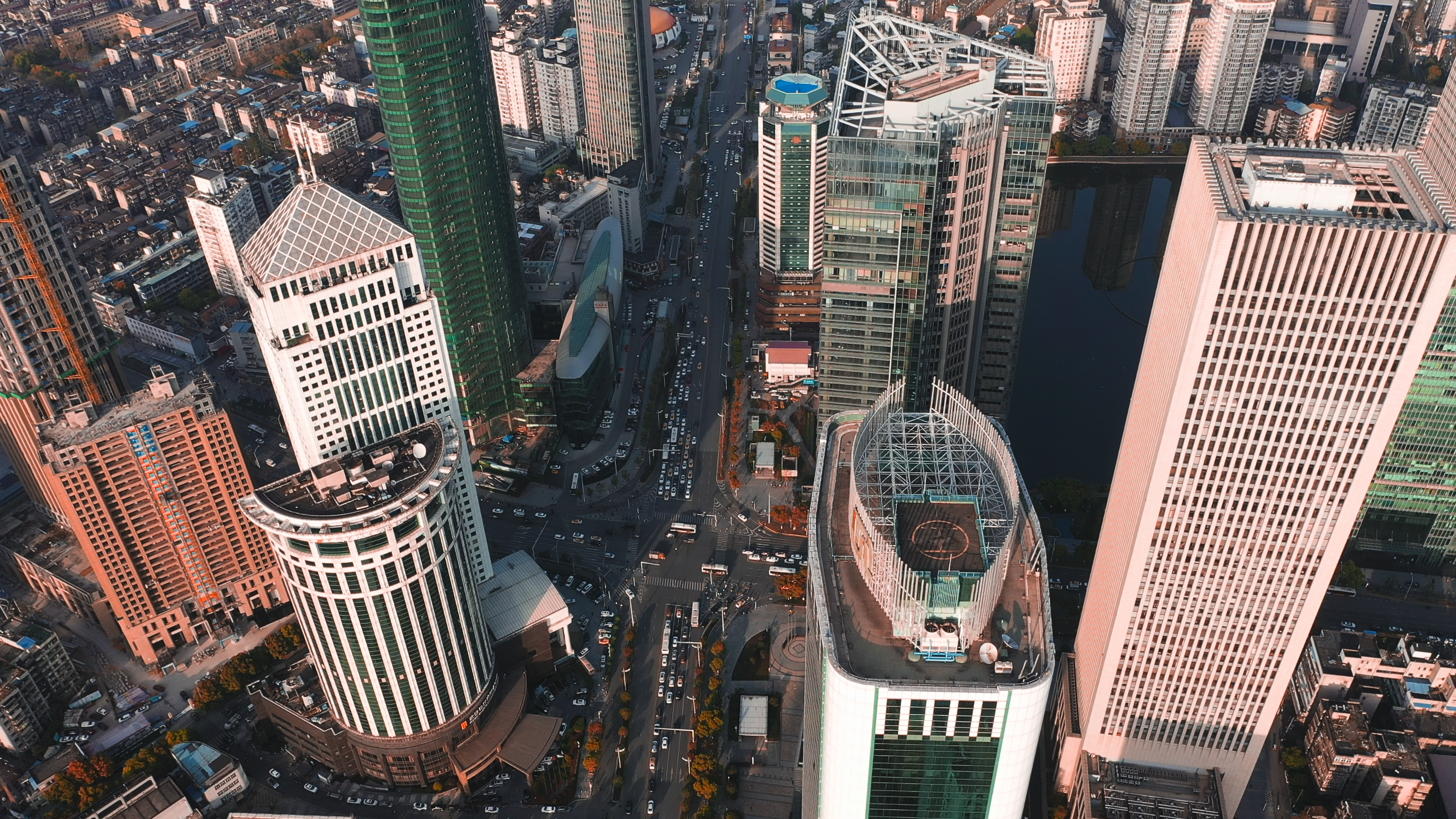 4K武汉城市金融界航拍实拍视频视频的预览图