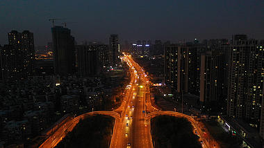 4K武汉城市建筑群夜景马路交通车流航拍实拍视频视频的预览图