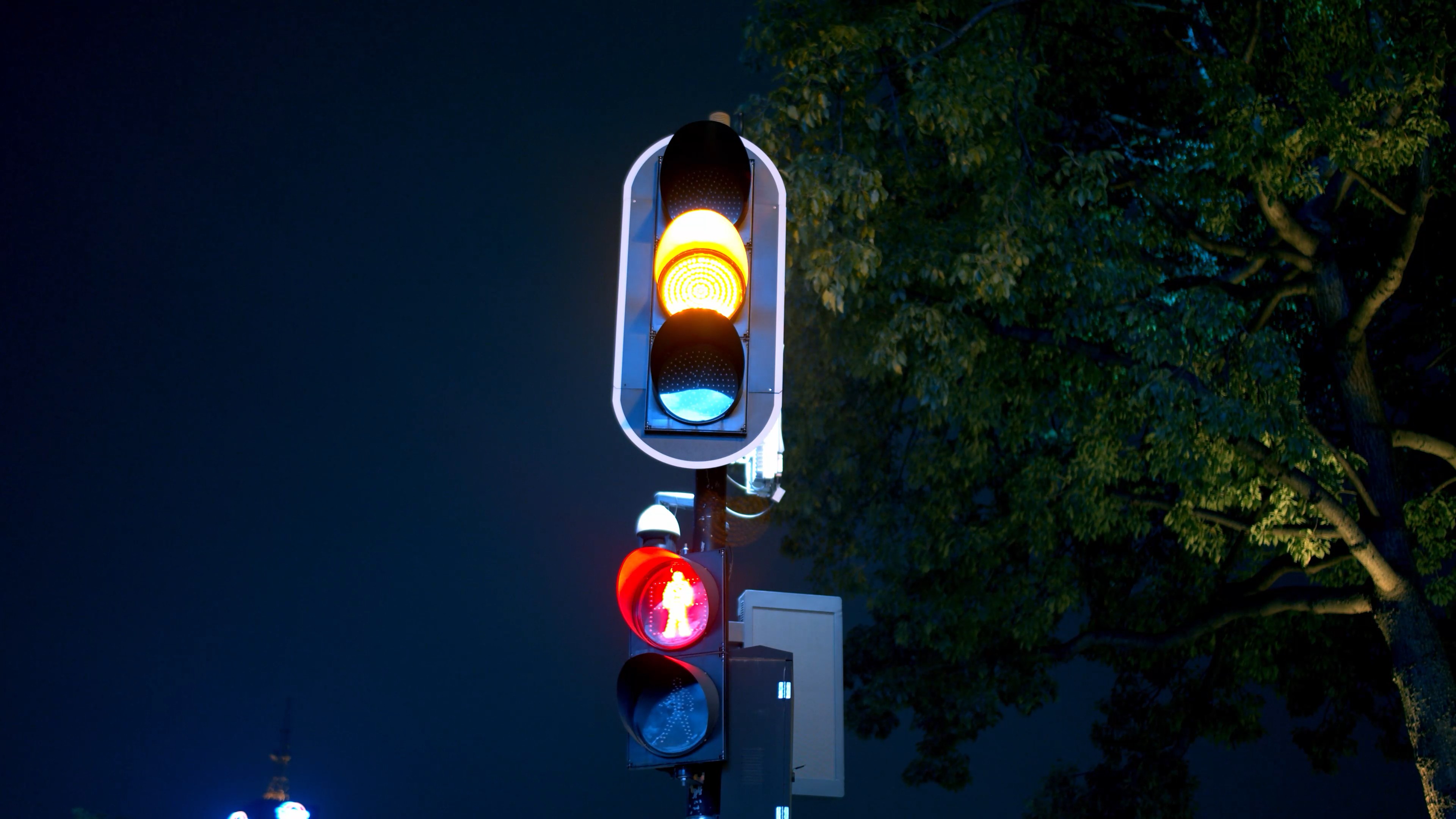 4K实拍城市夜间路口马路上的红绿灯交通信号灯空镜视频视频的预览图