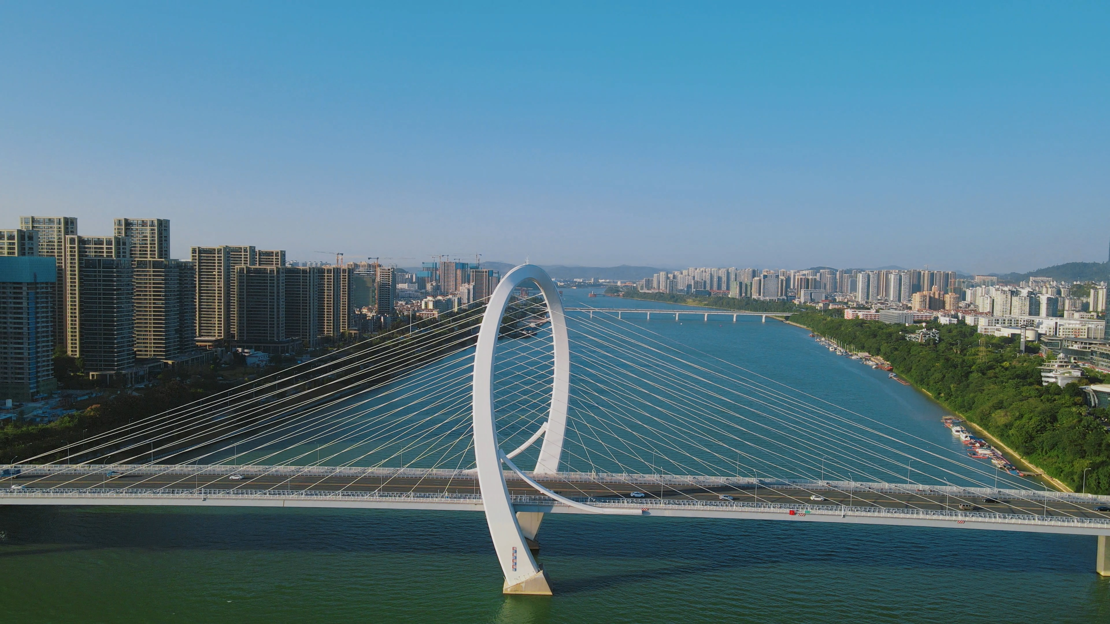 4K航拍城市跨河大桥交通视频视频的预览图