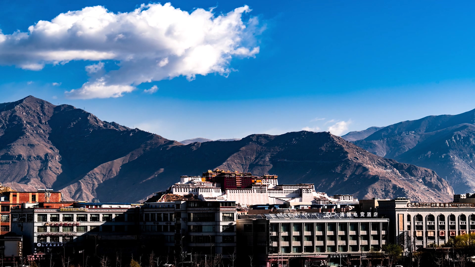 8K西藏拉萨布达拉宫蓝天白云天空风光长焦延时视频的预览图
