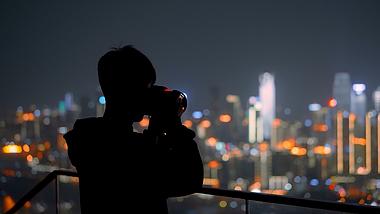 4k升格万家灯火夜景摄影师拍照人文意境视频的预览图