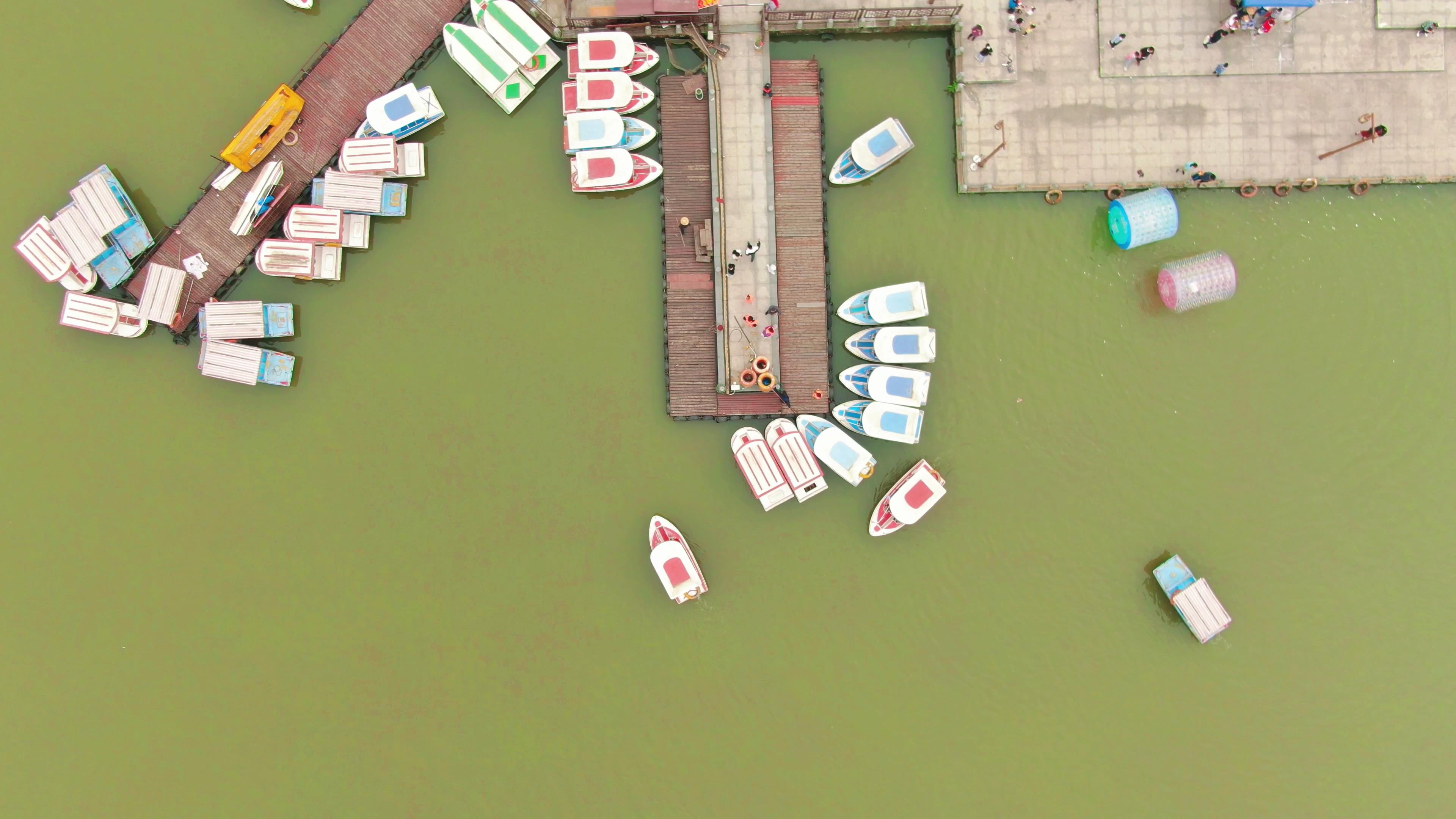 4K航拍春日休闲公园游船码头视频的预览图