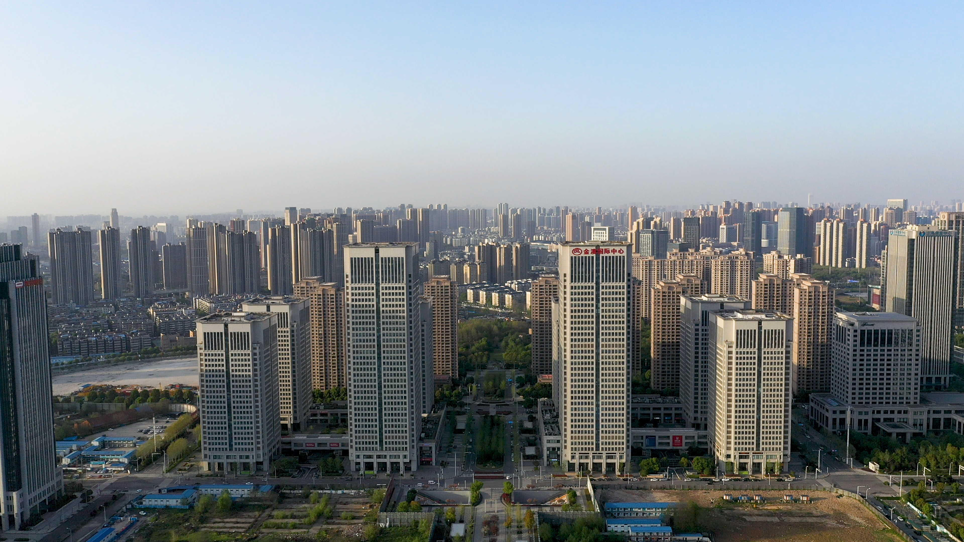 4K武汉城市地标商务区航拍实拍视频视频的预览图