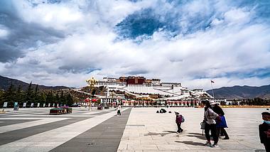 8K西藏布达拉宫蓝天白云天空人流行走延时素材视频的预览图