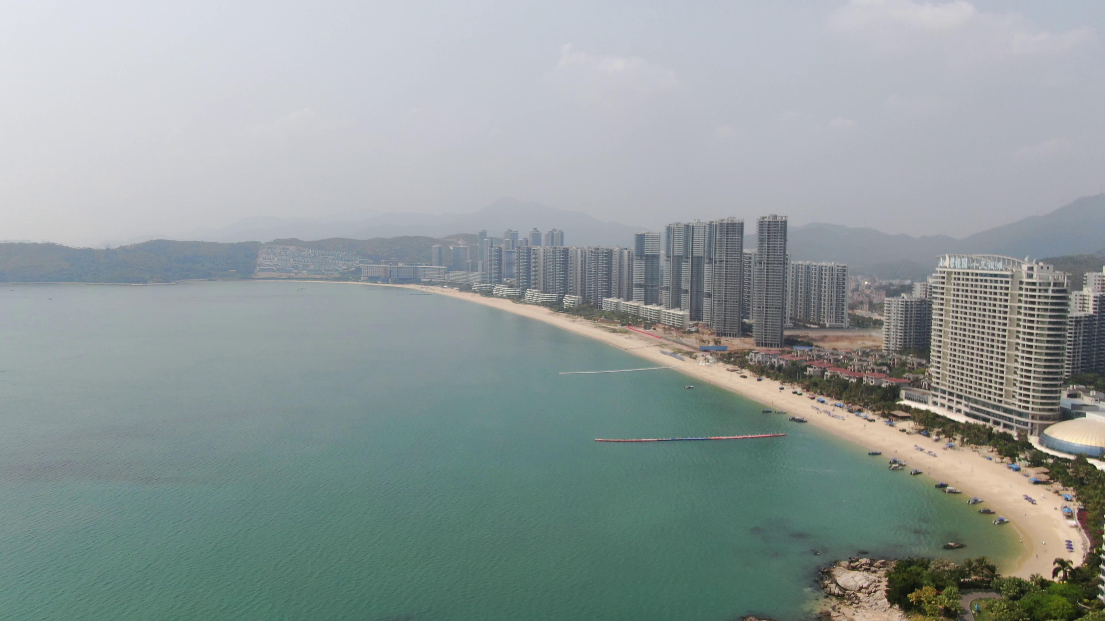 4K航拍惠州大亚湾十里海滩自然风景视频视频的预览图
