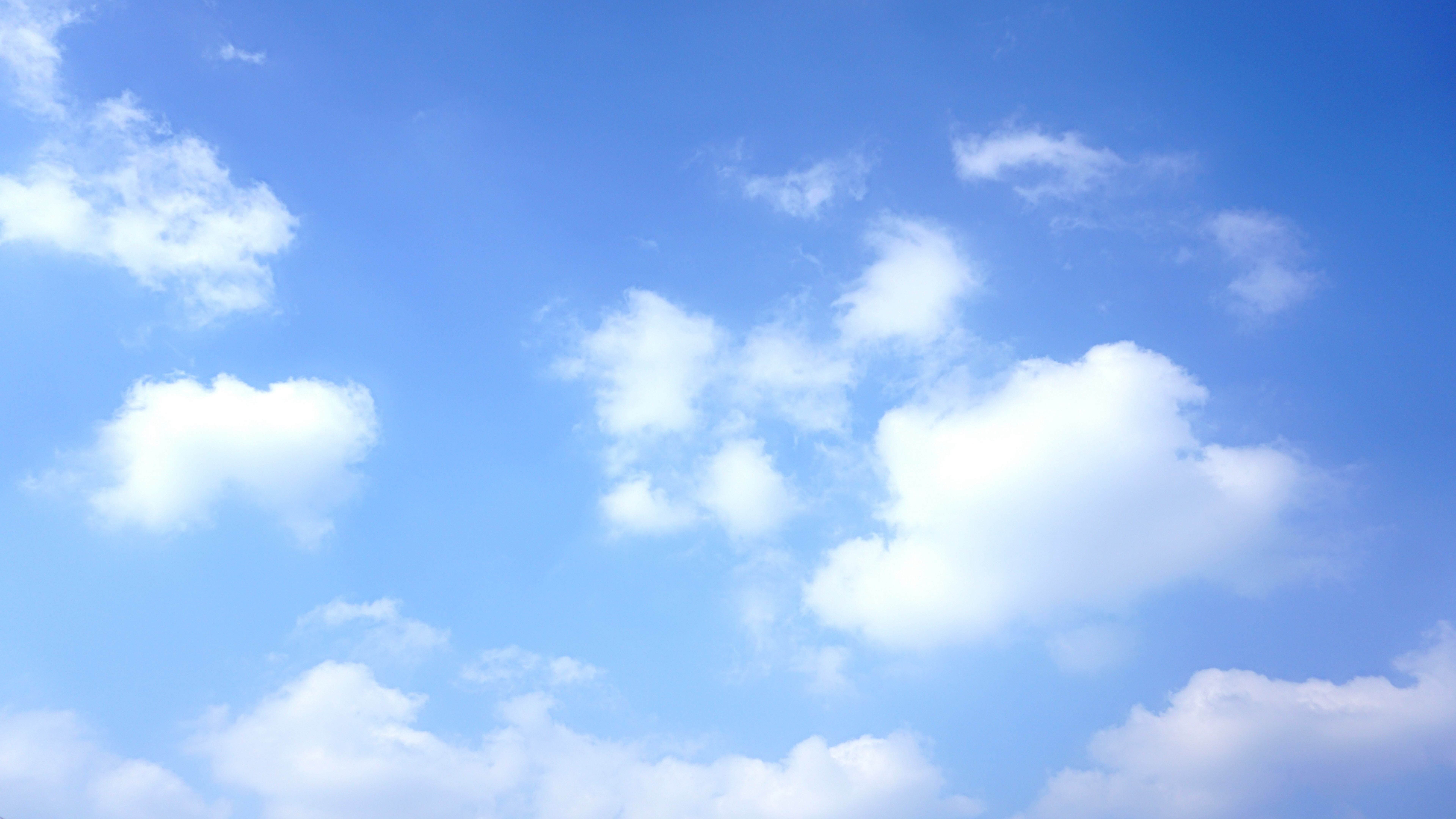 8K实拍晴空万里的天空蓝天白云空镜延时摄影视频的预览图