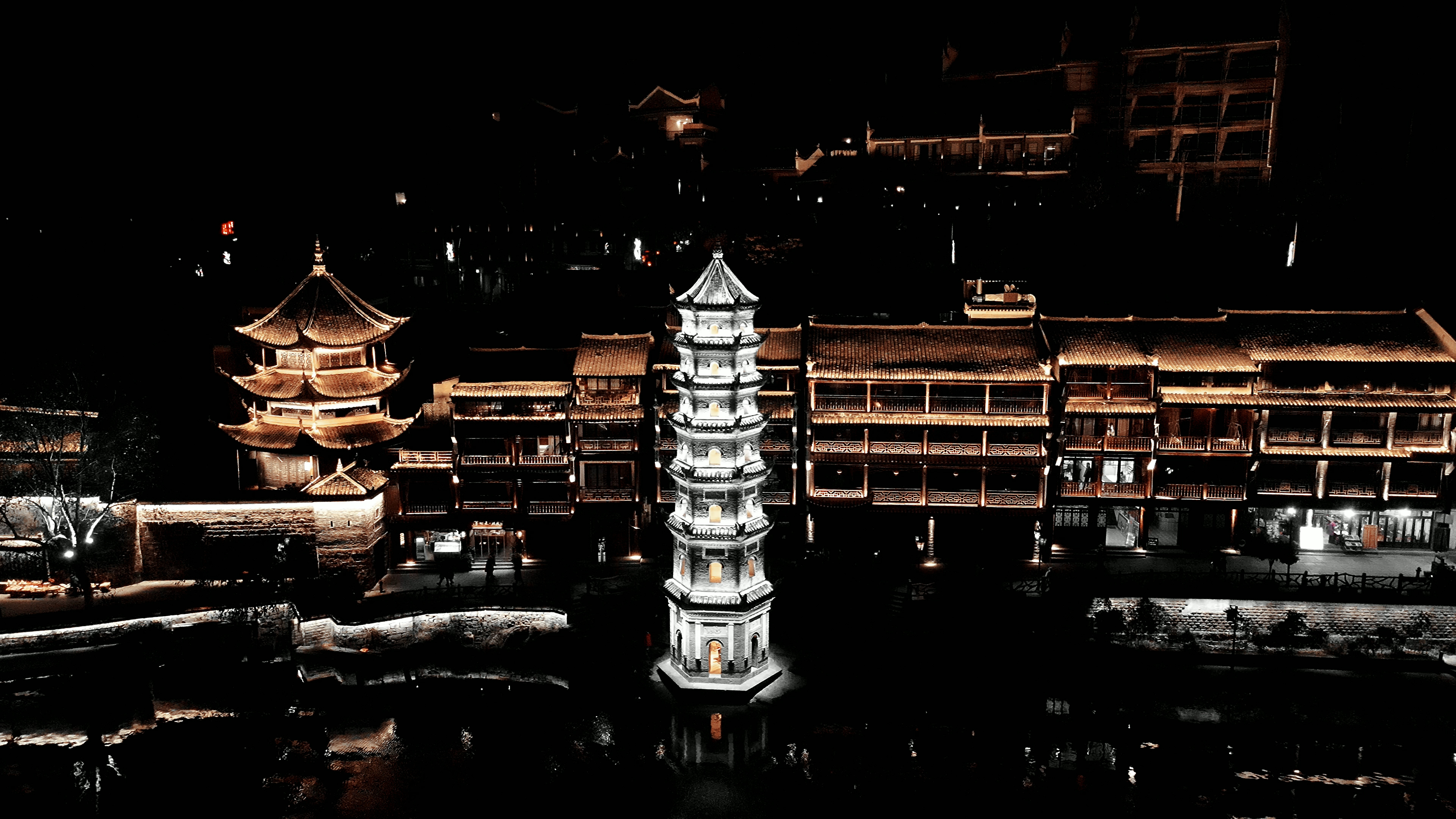 4K航拍湖南凤凰古城夜景灯光黑金调色视频的预览图