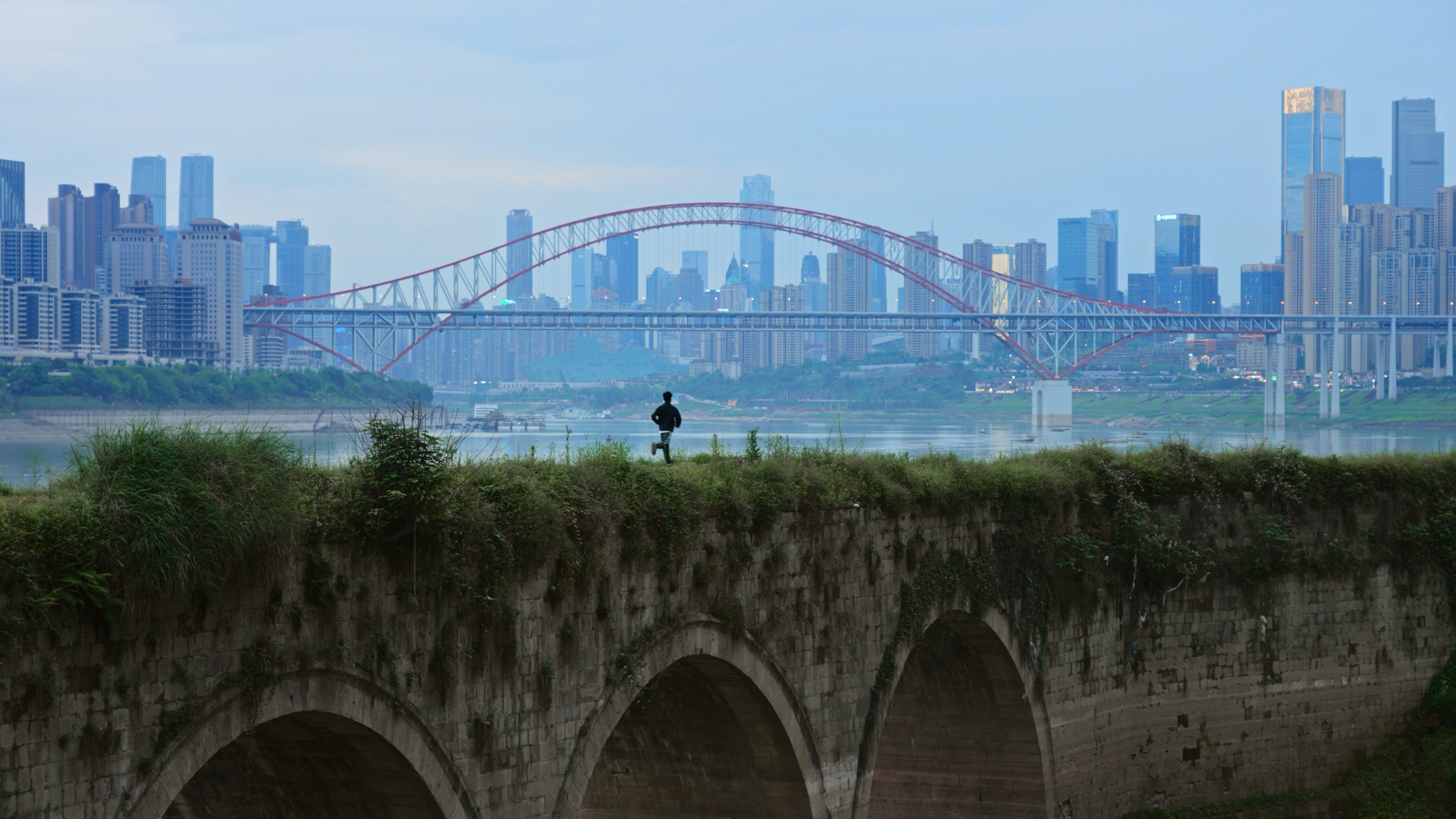 4k少年在长满杂草的古桥上奔跑人文意境视频的预览图