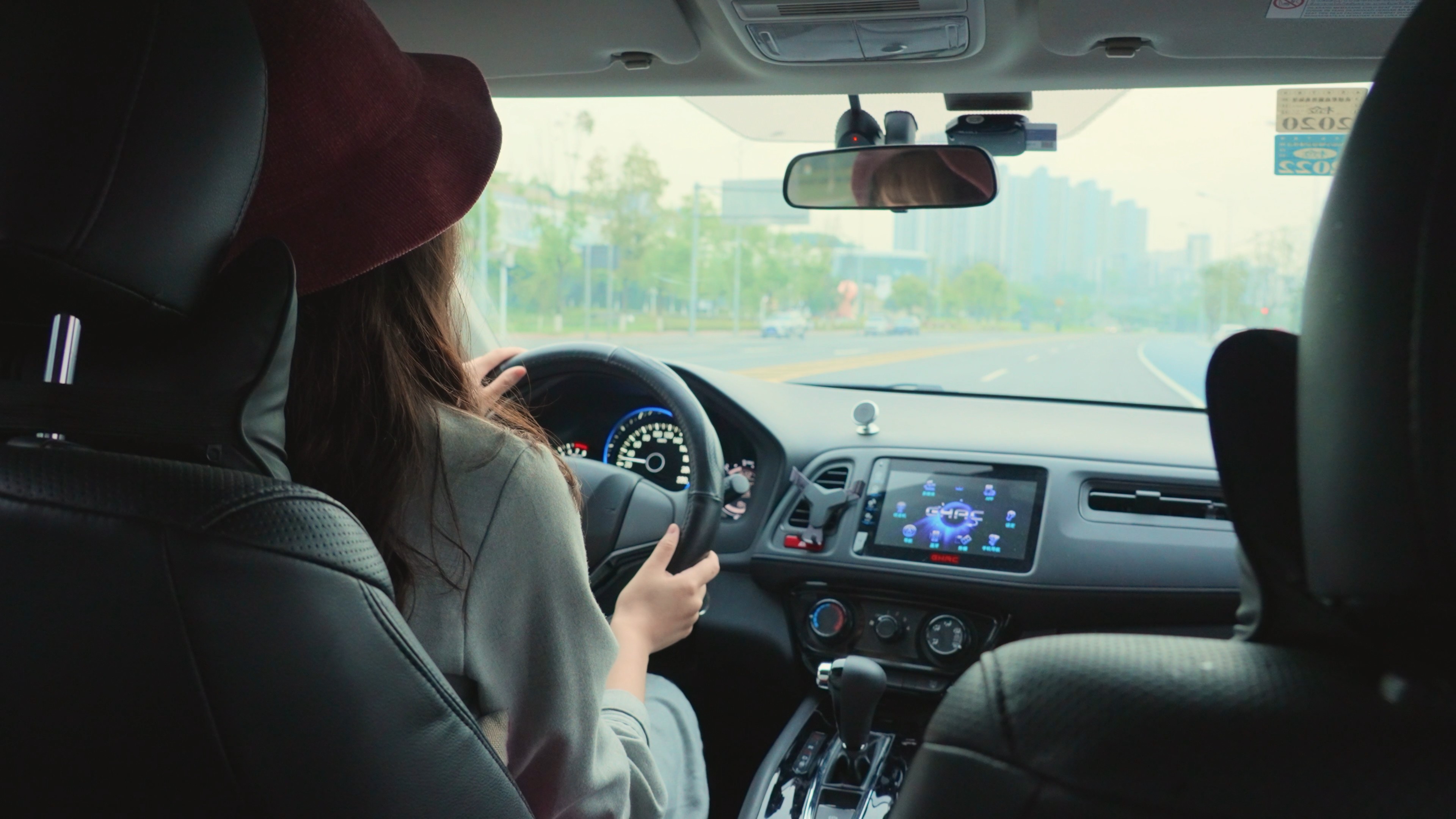 4k升格女生女司机开车行驶在公路上实拍视频的预览图