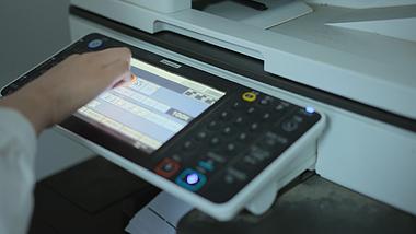 4k白领上班办公打印文件打印机复印机操作实拍视频的预览图