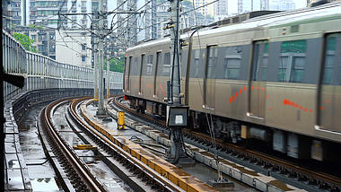 4K实拍重庆地铁驶出站台意境空镜素材视频的预览图