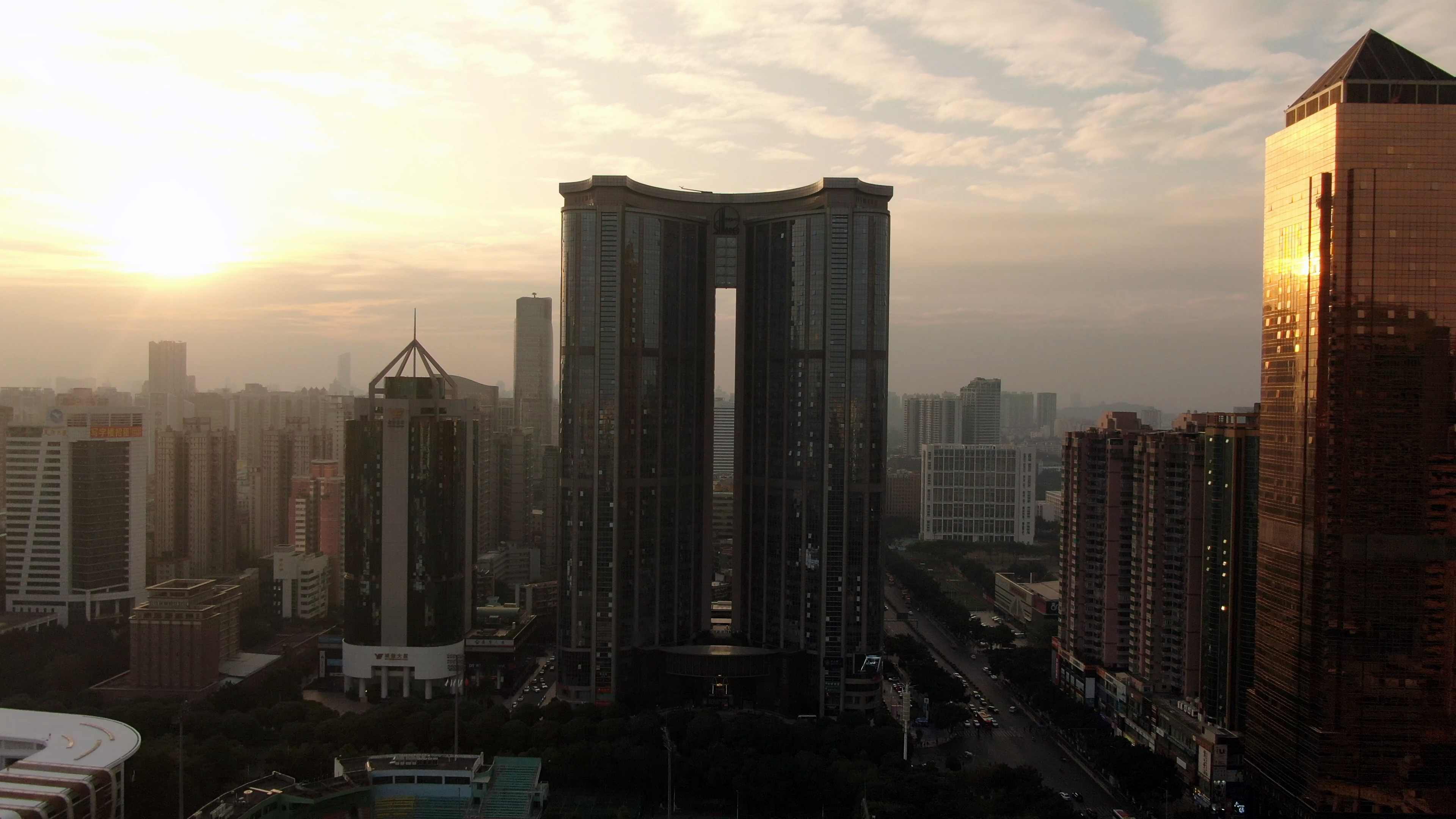 4K航拍夕阳下的广州城市高楼建筑视频视频的预览图