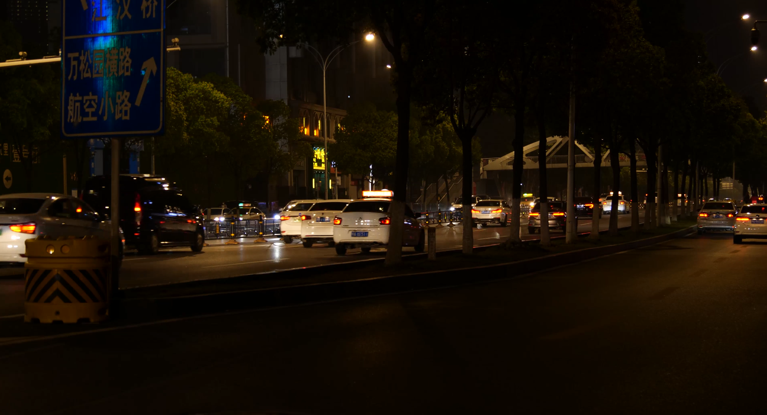 4K城市夜晚交通路面车流来往车辆视频的预览图