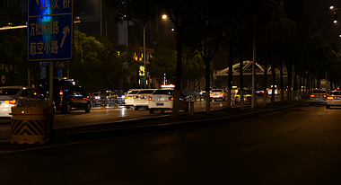 4K城市夜晚交通路面车流来往车辆视频的预览图