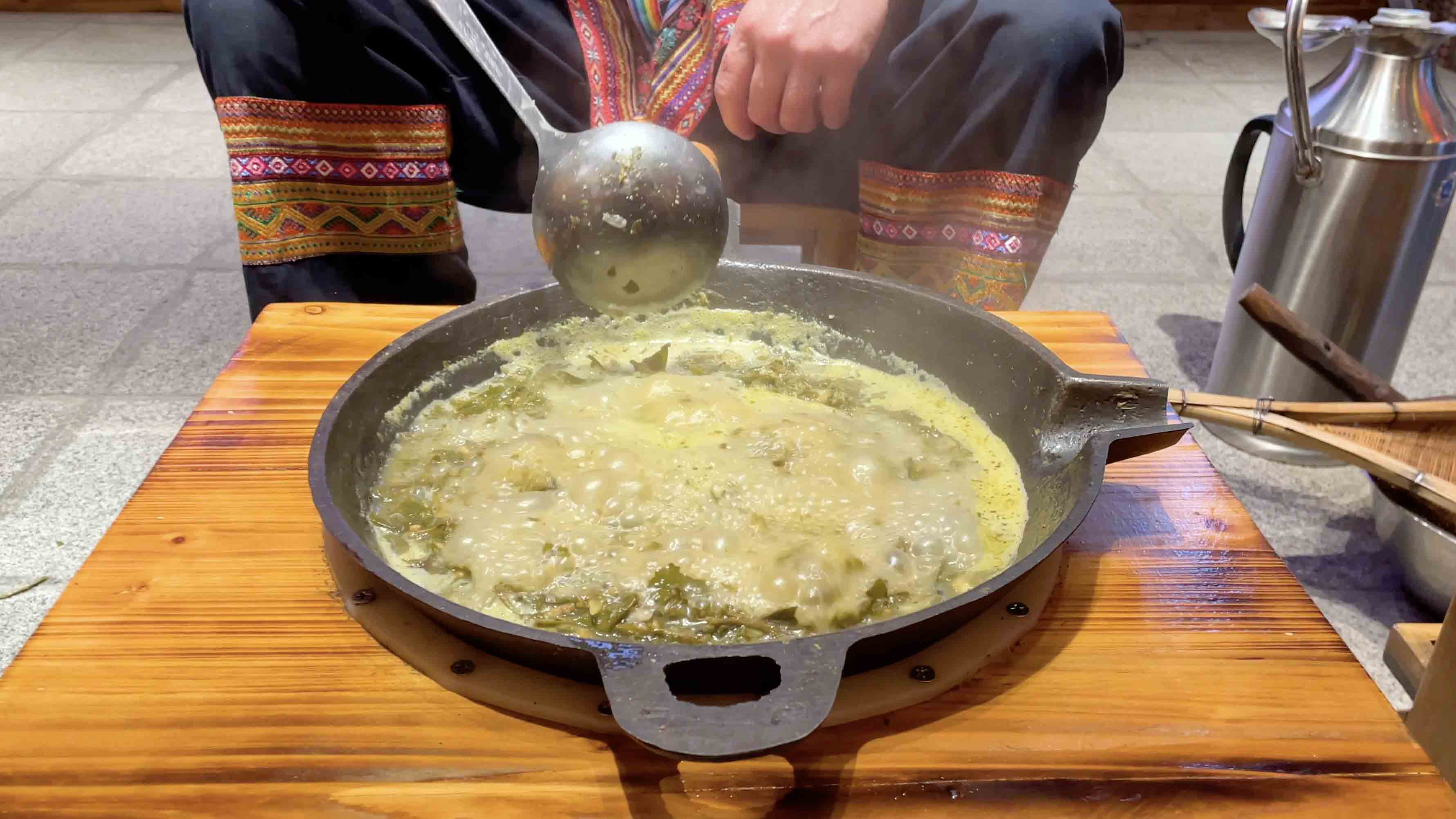 4k广西民族特色小吃油茶制作过程餐饮美食视频视频的预览图