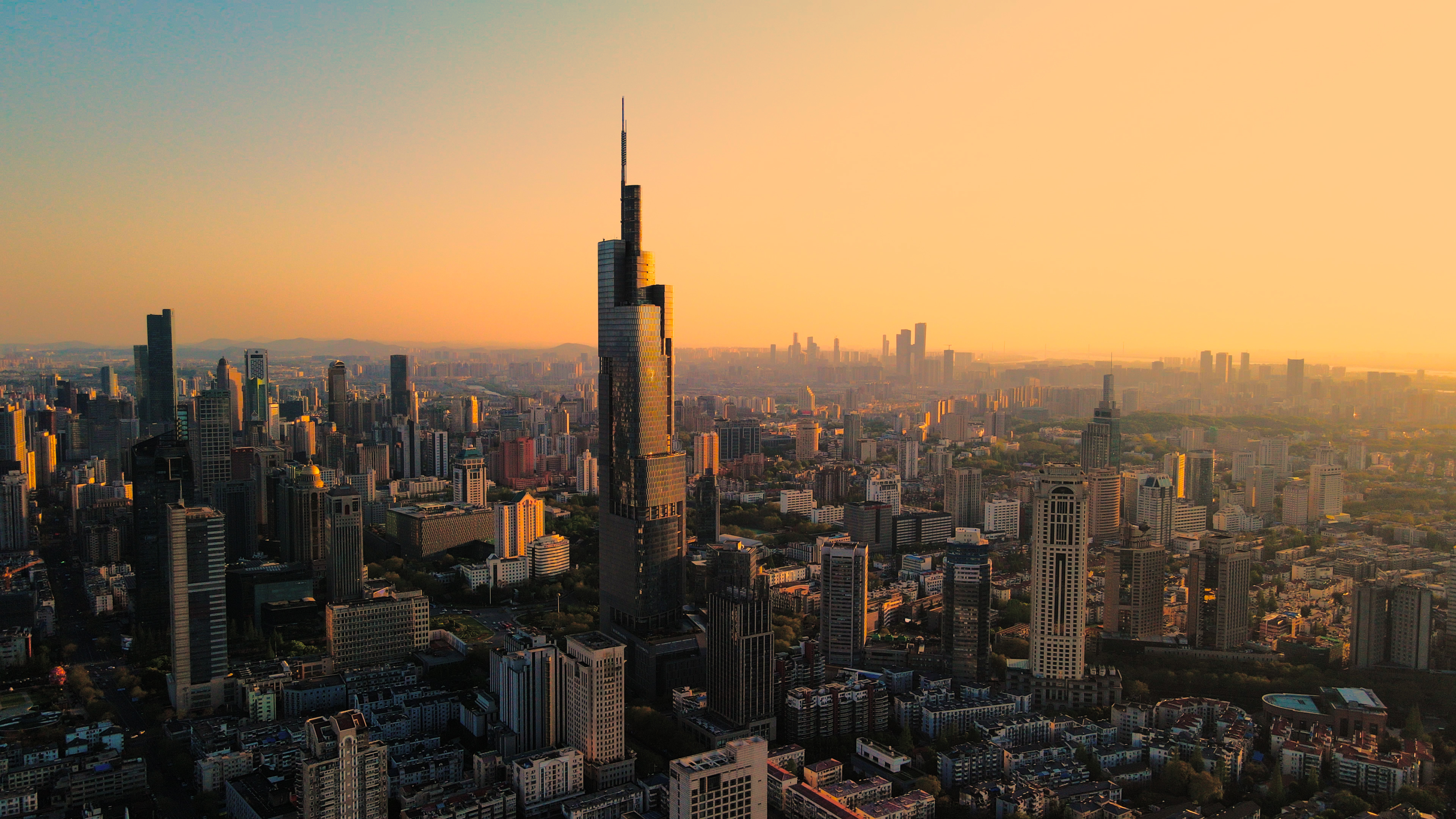 4K航拍黄昏夕阳下的南京紫峰大厦城市视频视频的预览图