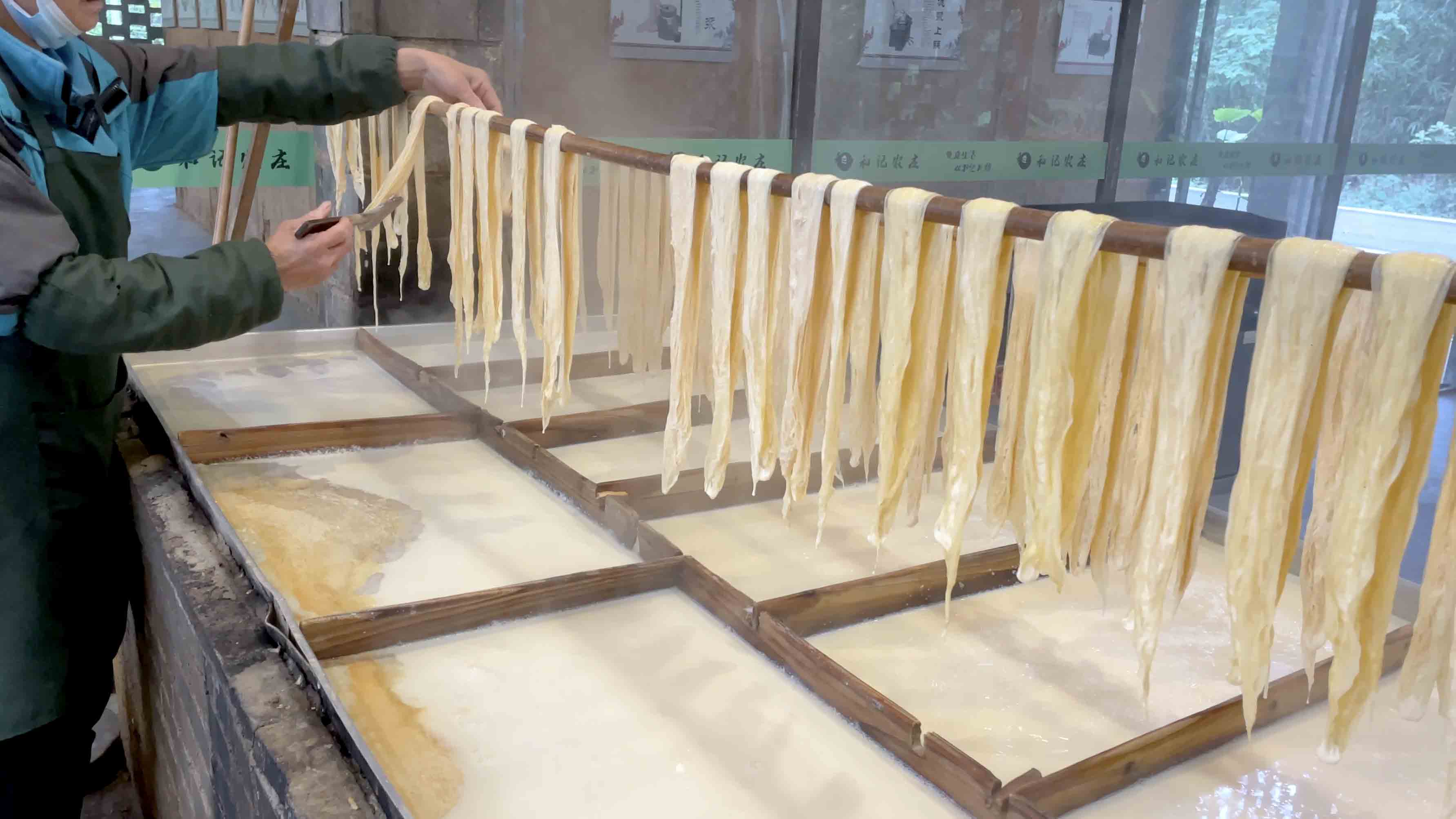 4k手工制作豆制品腐竹晾晒餐饮宣传视频的预览图