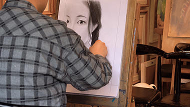4K实拍街头画家画人物素描画像画美女肖像画视频视频的预览图