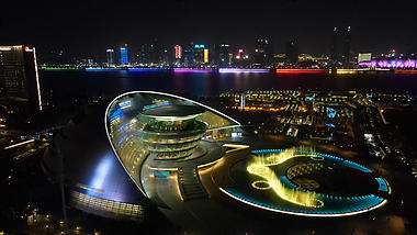 4K震撼航拍杭州大剧院灯光秀音乐喷泉夜景视频的预览图
