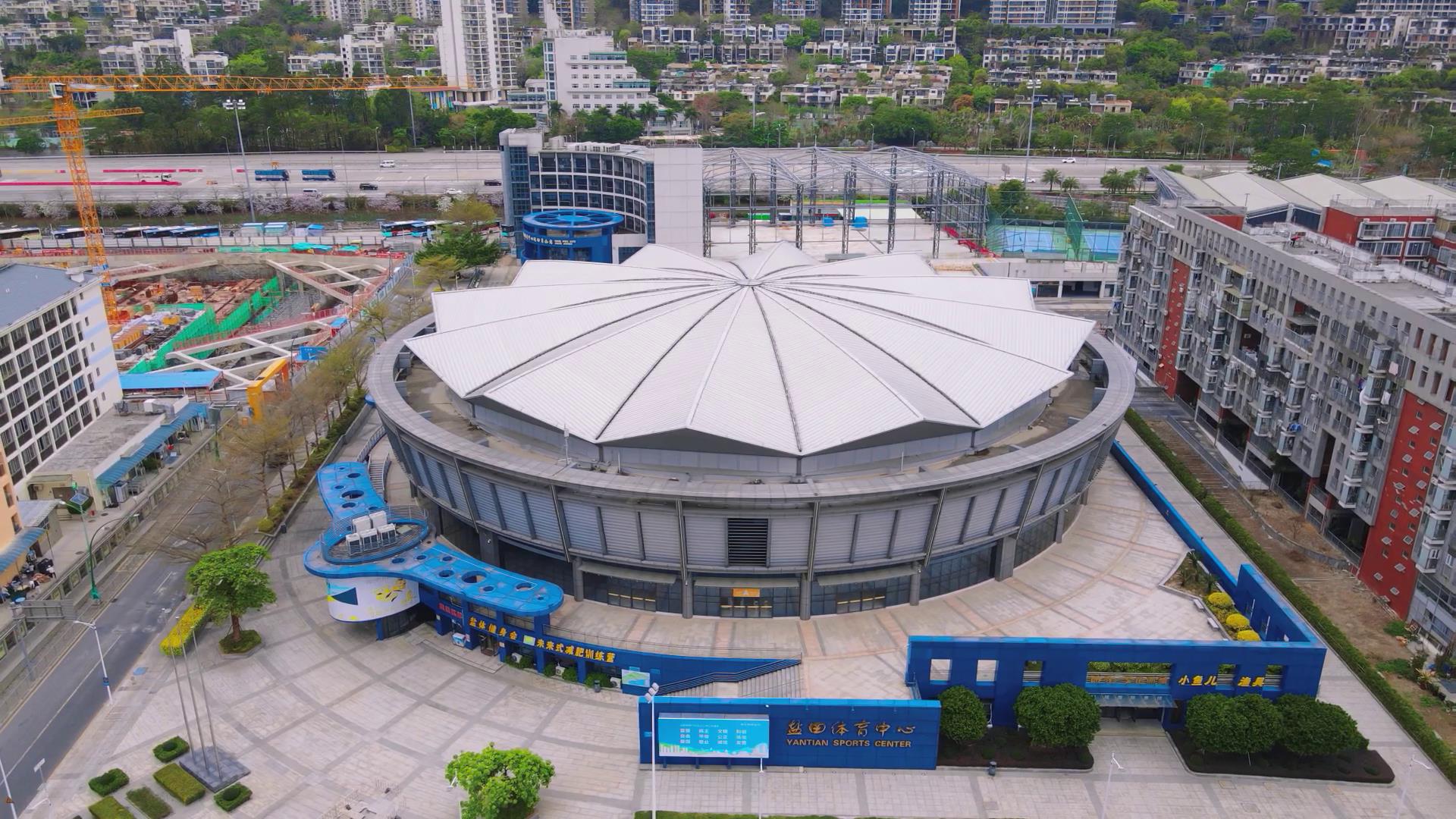 4K航拍深圳盐田体育馆城市建筑视频视频的预览图